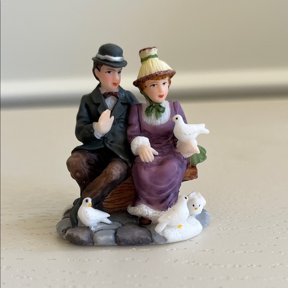 O’Well’s Christmas Village Accessory Resin Figurine - couple with Birds - Picture 2 of 8